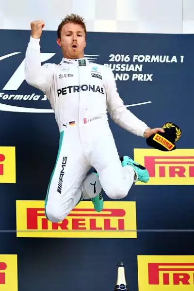 Poker di Rosberg, Kimi sul podio. Il tedesco domina in Russia e allunga su Hamilton, secondo. Vettel tamponato e ritirato.