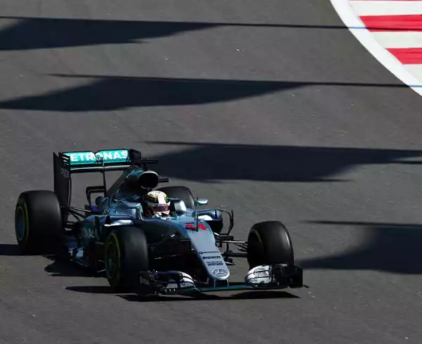 Mercedes davanti a tutti nella prima sessione di prove sul circuito di Sochi. Il leader del mondiale Nico Rosberg è stato il più veloce davanti a Hamilton, Vettel e Raikkonen.