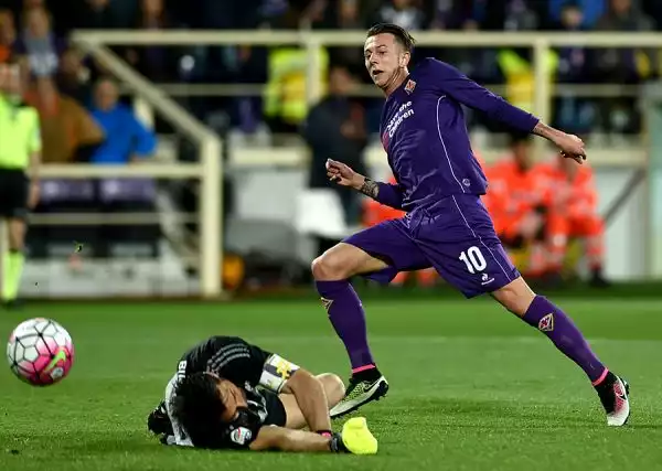 La squadra di Allegri si impone a Firenze battendo una indomita Fiorentina con le reti di Mandzukic e Morata. Buffon, ancora una volta strepitoso, para nel finale il penalty a Kalinic.