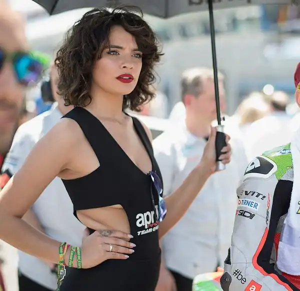Le immagini delle splendide ragazze che hanno riempito i paddock e la pit lane durante il week end del GP Superbike di Jerez dominato dalla Yamaha di Valentino Rossi.