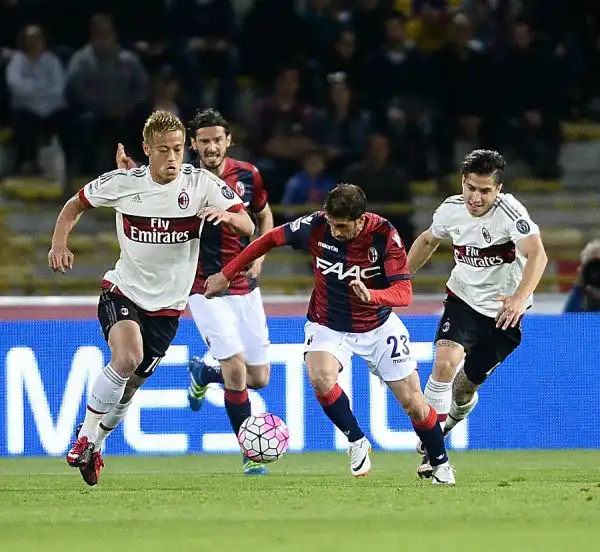 Il Milan torna a vincere e supera almeno per una notte il Sassuolo al sesto posto della classifica. Decisivo a Bologna un rigore di Bacca.