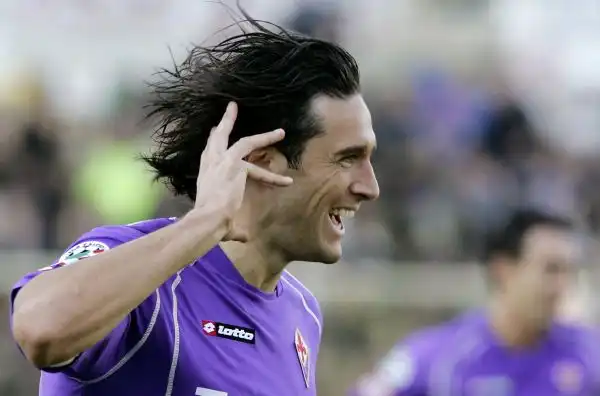 A Firenze, Toni diventa capocannoniere con 31 gol ed è il primo italiano in assoluto a vincere la Scarpa d'Oro.