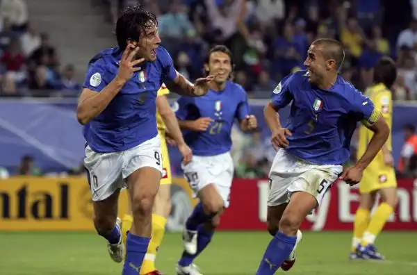 Durante l'avventura del Mondiale 2006, vinto dall'Italia, Toni sigla una preziosa doppietta in Italia-Ucraina (3-0).