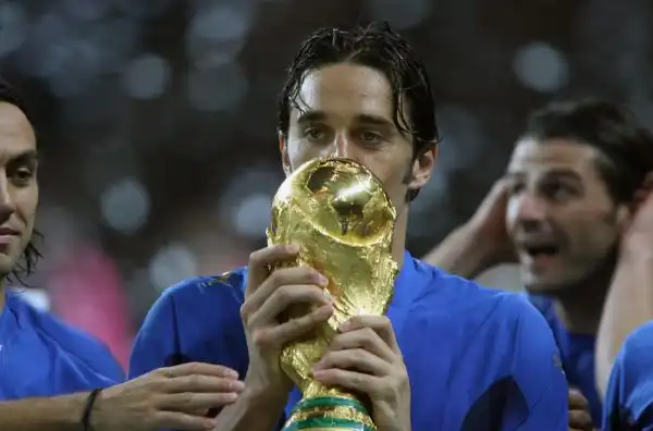 Immortalato mentre stringe e bacia la Coppa del Mondo, vinta in finale ai rigori contro la Francia.