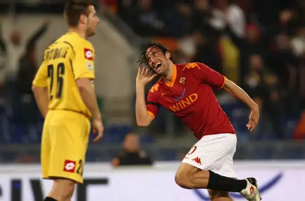 Con la maglia della Roma, Toni segna 5 gol in 15 presenze.