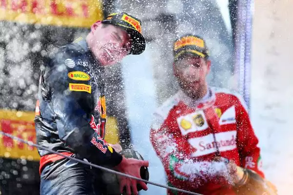 Fenomeno Verstappen, Ferrari sul podio. L'olandese ottiene la sua prima vittoria in Formula 1 davanti a Kimi Raikkonen e Sebastian Vettel.