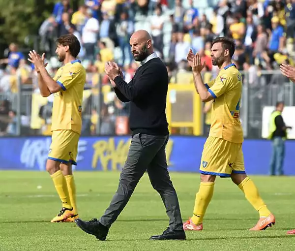 Colpo del Sassuolo, che vince a Frosinone con un gol di Politano in una delle gare del pomeriggio della penultima giornata di serie A e risorpassa il Milan al sesto posto.