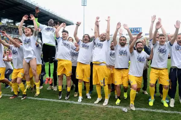 Il momento più atteso dai tifosi: dopo la vittoria contro il Rovigo valsa la promozione, il gruppo al completo corre per festeggiare sotto la Curva Nord