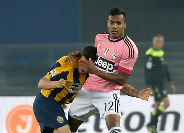Nel giorno dell'addio al calcio di Luca Toni, autore del primo gol su rigore, il Verona batte la Juventus al Bentegodi. Di Viviani e Dybala gli altri gol del match.