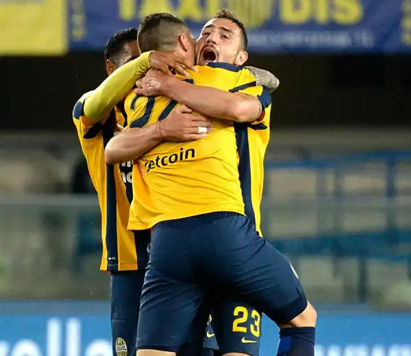 Nel giorno dell'addio al calcio di Luca Toni, autore del primo gol su rigore, il Verona batte la Juventus al Bentegodi. Di Viviani e Dybala gli altri gol del match.