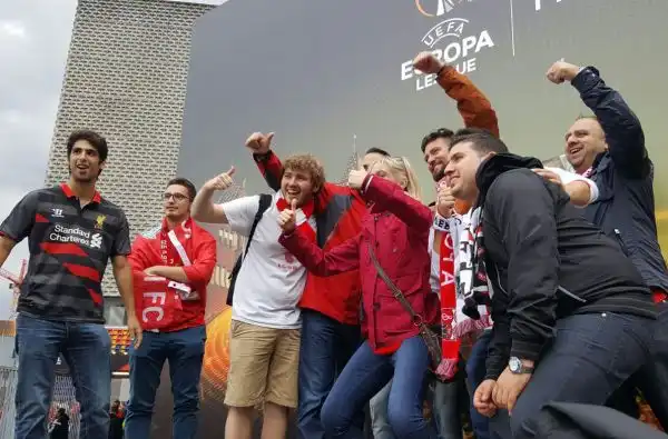 Liverpool e Siviglia si affrontano a Basilea, al St. Jakob-Park, in finale di Europa League.
I rispettivi tifosi, in delirio, sono accorsi in Svizzera per far sentire il proprio calore.