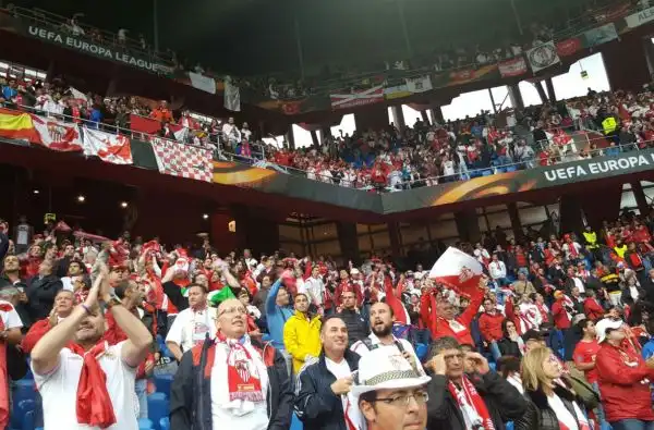 Liverpool e Siviglia si affrontano a Basilea, al St. Jakob-Park, in finale di Europa League.
I rispettivi tifosi, in delirio, sono accorsi in Svizzera per far sentire il proprio calore.