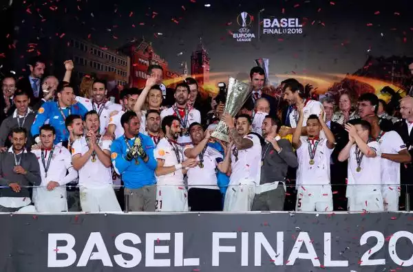 Capitan Reyes alza la Coppa al cielo di Basilea: il Siviglia è nella storia.