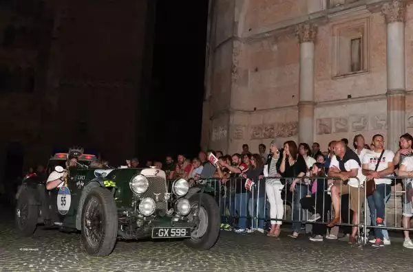 Ad aggiudicarsi la 34esima edizione della Mille Miglia sono i bresciani Andrea Vesco e Andrea Guerini, a bordo della Alfa Romeo 6C 1750 GS Zagato del 1931 numero 74.