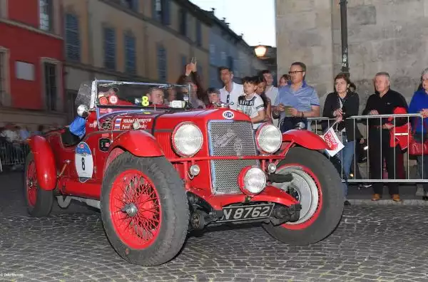 Ad aggiudicarsi la 34esima edizione della Mille Miglia sono i bresciani Andrea Vesco e Andrea Guerini, a bordo della Alfa Romeo 6C 1750 GS Zagato del 1931 numero 74.
