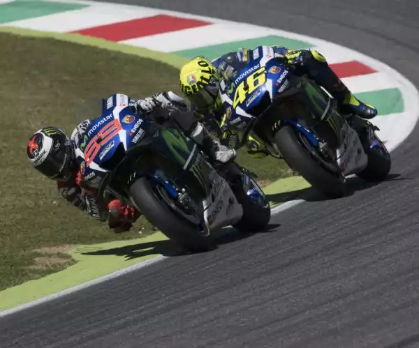 Lorenzo vince in volata il Gran Premio d'Italia. Al Mugello grande amarezza per i tifosi di Rossi costretto a ritirarsi al settimo giro per la rottura del motore. Secondo Marquez terzo Iannone.