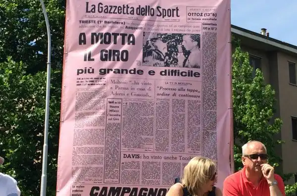 Gigantografia della Gazzetta titolata sulla vittoria al Giro 1966 di Gianni Motta, nato proprio a Cassano d'Adda".