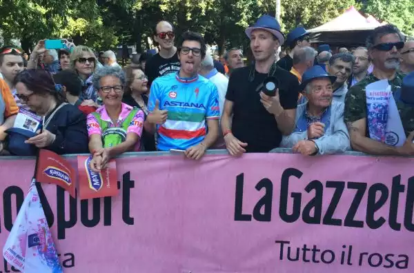 I tifosi davanti al palco delle firme alla Villa Casati di Muggiò.
