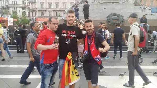 Piazza del Duomo invasa dagli spagnoli in attesa dell'ultimo atto della Champions League tra Real e Atletico.