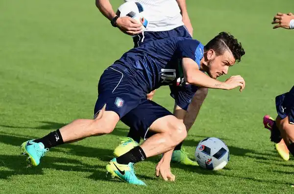 Sale l'attesa per l'esordio dell'Italia che lunedì affronterà il Belgio a Lione, Conte e i giocatori della nazionale hanno preparato al meglio la campagna europea a Coverciano.