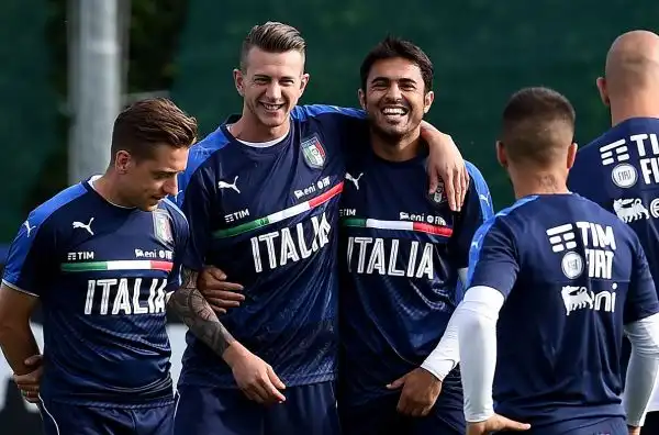 Sale l'attesa per l'esordio dell'Italia che lunedì affronterà il Belgio a Lione, Conte e i giocatori della nazionale hanno preparato al meglio la campagna europea a Coverciano.