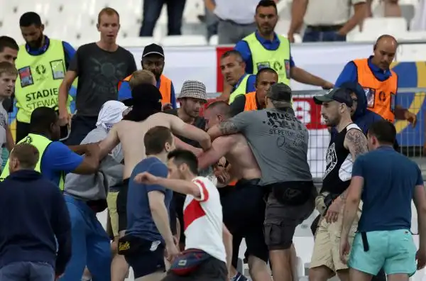 Violenti scontri tra hooligans inglesi, ultrà russi e francesi prima di Inghilterra-Russia. L'Uefa apre un'inchiesta, molto grave un tifoso.