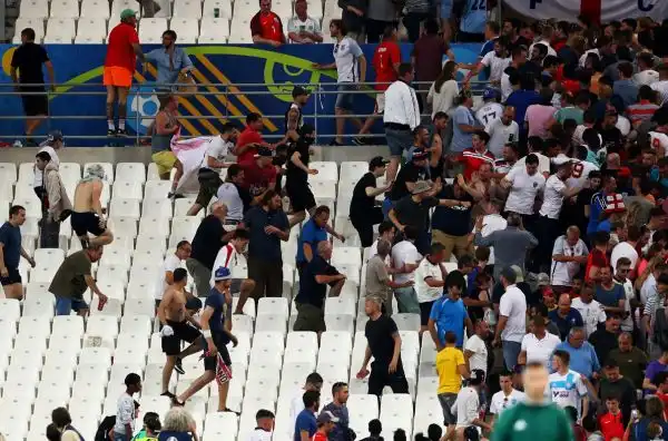 Violenti scontri tra hooligans inglesi, ultrà russi e francesi prima di Inghilterra-Russia. L'Uefa apre un'inchiesta, molto grave un tifoso.