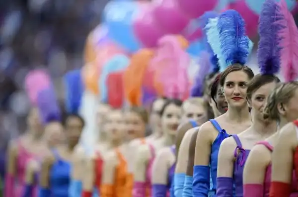 Luci, balli, musica, tifosi: la cerimonia inaugurale di Euro 2016 è un inno alla vita.