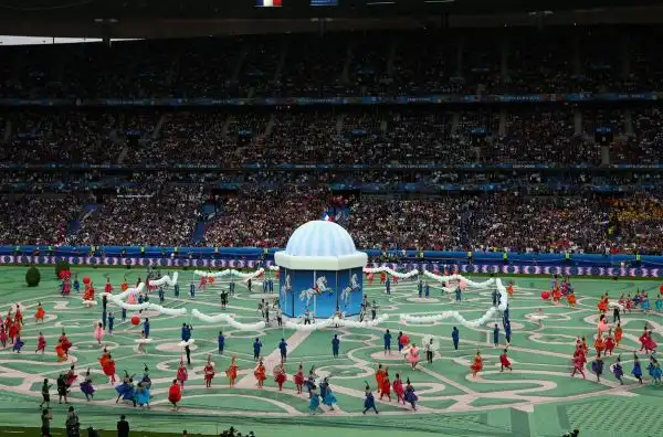 Luci, balli, musica, tifosi: la cerimonia inaugurale di Euro 2016 è un inno alla vita.