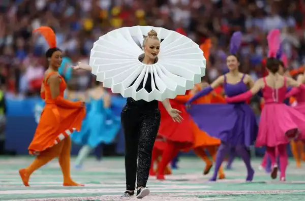 Luci, balli, musica, tifosi: la cerimonia inaugurale di Euro 2016 è un inno alla vita.