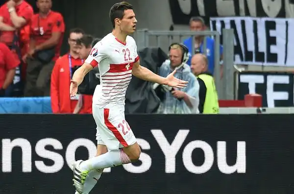 Vittoria di misura per la Svizzera sull'Albania nella seconda partita di Euro2016, è Schar a mettere subito la situazione in discesa per la squadra di Petkovic, sfruttando l'uscita a vuoto di Berisha.