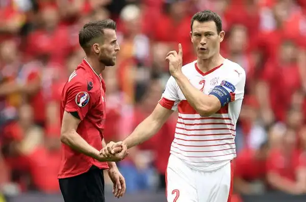 Vittoria di misura per la Svizzera sull'Albania nella seconda partita di Euro2016, è Schar a mettere subito la situazione in discesa per la squadra di Petkovic, sfruttando l'uscita a vuoto di Berisha.