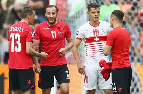 Vittoria di misura per la Svizzera sull'Albania nella seconda partita di Euro2016, è Schar a mettere subito la situazione in discesa per la squadra di Petkovic, sfruttando l'uscita a vuoto di Berisha.