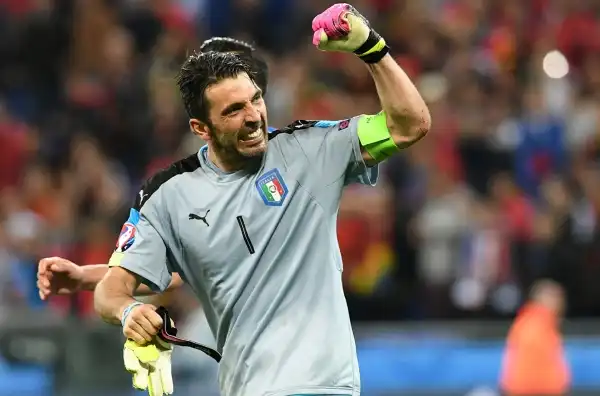 Buffon 7. Una sicurezza. Attento nelle conclusioni da fuori, abile a sbrigliare le situazioni pericolose con le sue uscite. Ma è soprattutto la sua carica morale e il suo carisma a fare la differenza.