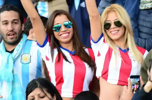 Come sempre tifo caldo e molto colorato e splendide ragazze sulle tribune degli stadi americani che ospitano l'edizione del centenario della Copa America.