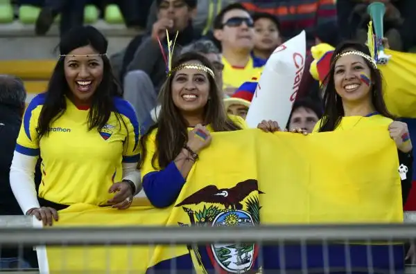 Come sempre tifo caldo e molto colorato e splendide ragazze sulle tribune degli stadi americani che ospitano l'edizione del centenario della Copa America.