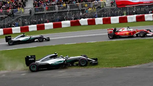 Vince Lewis, Vettel secondo con rimpianti. La Ferrari sbaglia la strategia, Bottas terzo.
