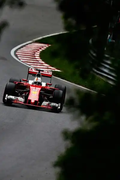 Vince Lewis, Vettel secondo con rimpianti. La Ferrari sbaglia la strategia, Bottas terzo.