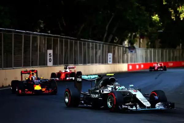 Monopolio di Rosberg, Vettel secondo. Ferrari ancora sul podio a Baku.