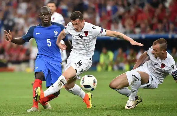 Clamorosa beffa per l'Albania, che tiene in scacco per novanta minuti la Francia ma poi perde 2-0, con Griezmann e Payet che fimano in pieno recupero la seconda vittoria dei padroni di casa.