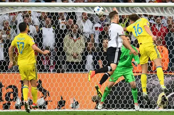 La Germania debutta superando per 2-0 l'Ucraina con le reti di Mustafi e Schweinsteiger: tedeschi più in affanno del previsto in difesa, ma Neuer è impeccabile.