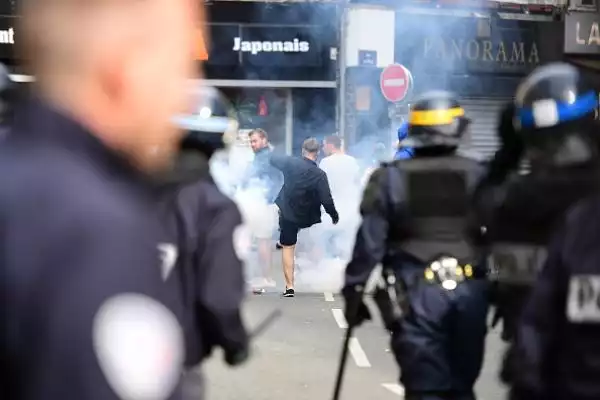 Ancora tafferugli a Lilla, la polizia ha utilizzato i lacrimogeni per disperdere i facinorosi. Protagonisti, di nuovo, gli inglesi.