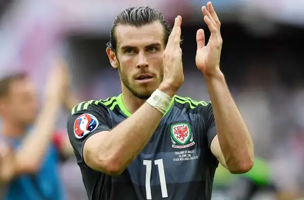 I Dragoni, avanti con Bale su punizione nel primo tempo, vengono rimontati nella ripresa dalle reti di Vardy e Sturridge. La Nazionale dei Tre Leoni, a quota 4 punti, è quasi agli ottavi.