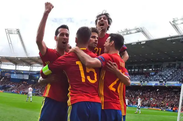 La Spagna campione in carica debutta con una vittoria risicata a Euro 2016: la Repubblica Ceca è battuta per 1-0 a Tolosa grazie a una rete di Piqué all'87'.