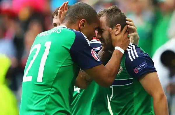 L'Irlanda del Nord conquista la sua prima storica vittoria in una fase finale degli Europei. Gli eroi del giorno sono McAuley e McGinn: grande delusione per la selezione di Fomenko.