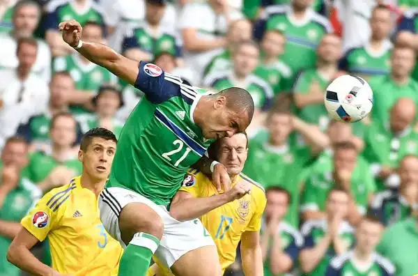L'Irlanda del Nord conquista la sua prima storica vittoria in una fase finale degli Europei. Gli eroi del giorno sono McAuley e McGinn: grande delusione per la selezione di Fomenko.