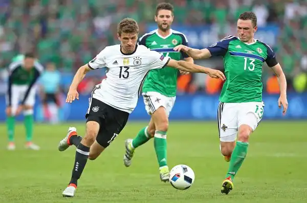 Grazie ad un gol della punta di proprietà della Fiorentina Mario Gomez, la Germania si qualifica per prima nel Gruppo C superando per 1-0 l'Irlanda del Nord a Parigi. Tedeschi agli ottavi
