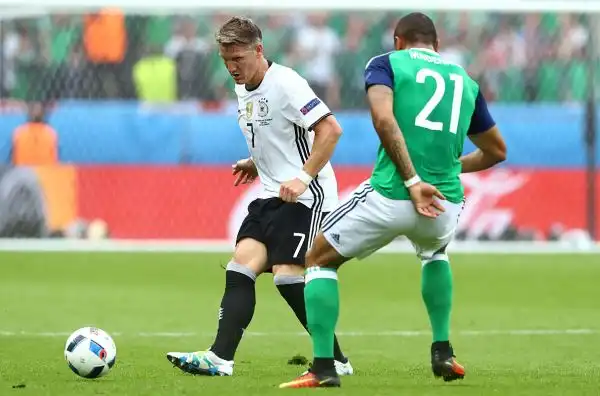 Grazie ad un gol della punta di proprietà della Fiorentina Mario Gomez, la Germania si qualifica per prima nel Gruppo C superando per 1-0 l'Irlanda del Nord a Parigi. Tedeschi agli ottavi