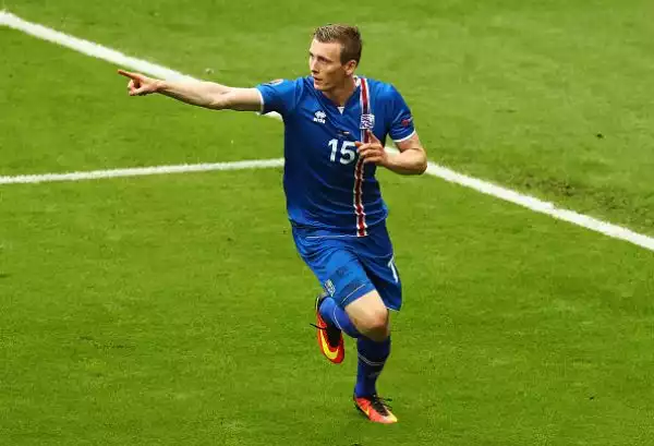 L'Islanda trova il vantaggio grazie a Bodvarsson. I transalpini sprecano un calcio di rigore con Dragovic ma pareggiano con Schopf, nel finale, in contropiede Traustason segna il definitivo 2-1.