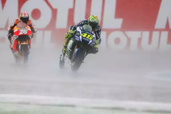 Diluvio ad Assen: Rossi cade, Marquez gode. Enorme occasione sprecata dal Dottore. Lorenzo decimo.